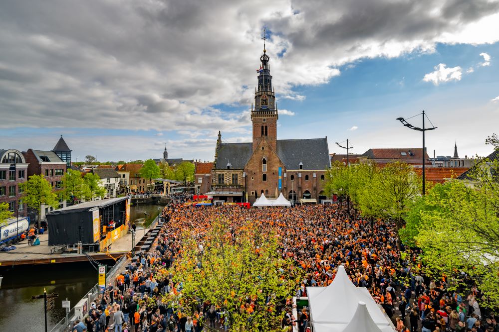 Een vol Waagplein vanuit de lucht tijdens Koningsdag